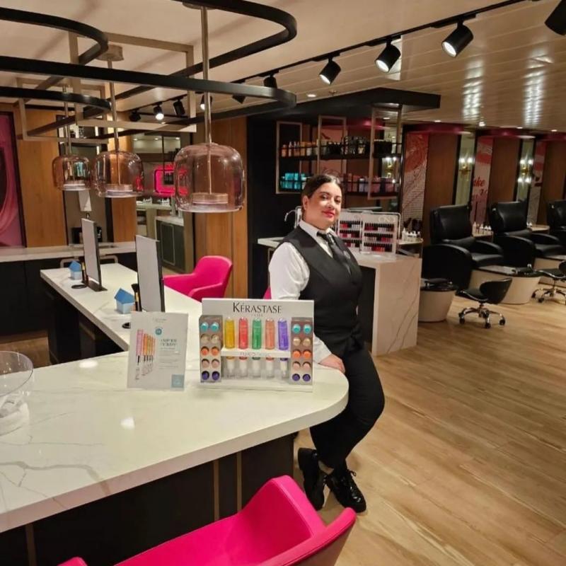 “No se pierdan la oportunidad de trabajar a bordo. Les va a brindar mucho conocimiento profesional, por más años que tengan en peluquería, esto es otro nivel." @valebessoneok